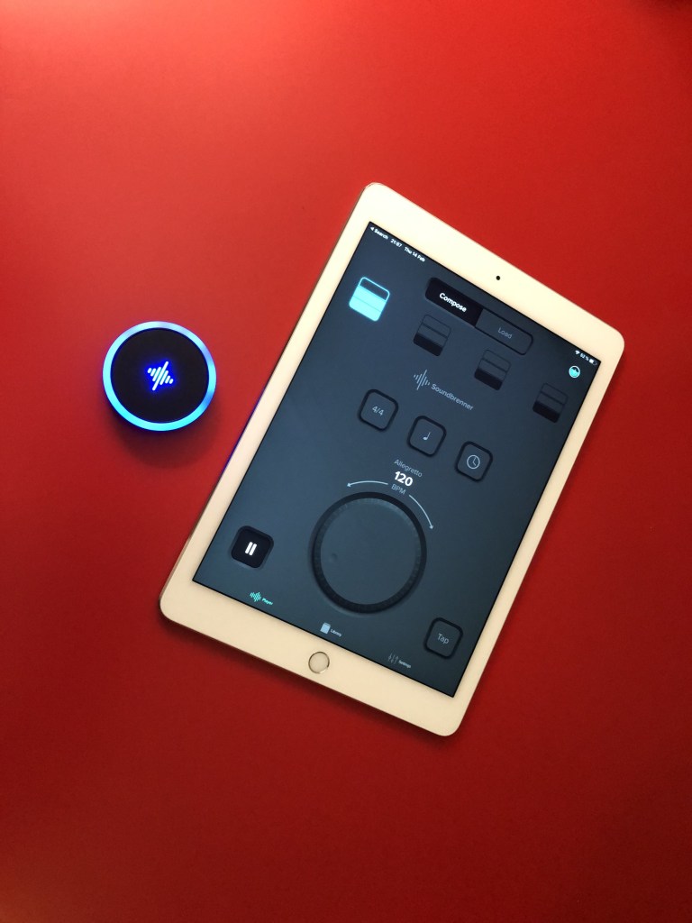 Le métronome Soundbrenner Pulse et l'application de contrôle sur iPad